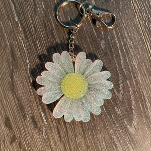 White to Pink Daisy Keychain Color Changing