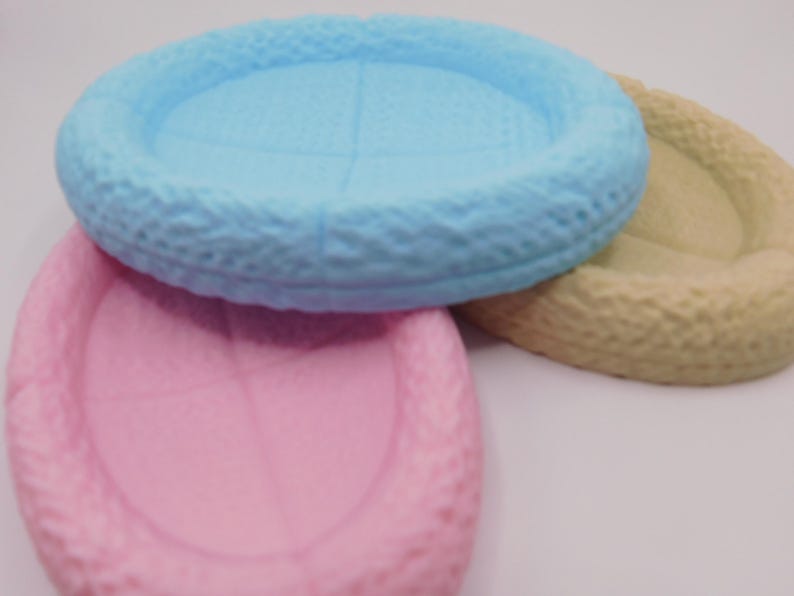 Op de afbeelding: Drie keramische kommen in verschillende kleuren: lichtblauw, roze en beige. De kommen hebben een getextureerd, geweven ontwerp rond de rand.
