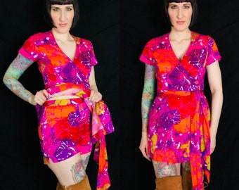 RARE Vintage 1960's Wild Psychedelic Hawaiian Print Mini Dress Playsuit w/ Matching Shorts - size Small