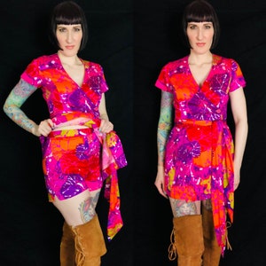 RARE Vintage 1960&#39;s Wild Psychedelic Hawaiian Print Mini Dress Playsuit w / Pantaloncini abbinati - taglia Piccola