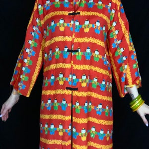Chaqueta larga de rayón con temporizador de té, con estampado novedoso de muñeca Kokeshi vintage de los años 50 (talla mediana y grande)
