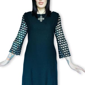 Schwarzes, schwarzes Viskosekleid aus den 1960er Jahren mit geometrischem Spitzenbesatz, Glockenärmeln und hexenhaftem Gothic-Stil – Carol Brent – ​​Größe M