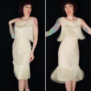 Vestido vintage de festa de coquetel de seda crua com franjas brancas e marfim dos anos 1950 - casamento / noiva - tamanho pequeno médio