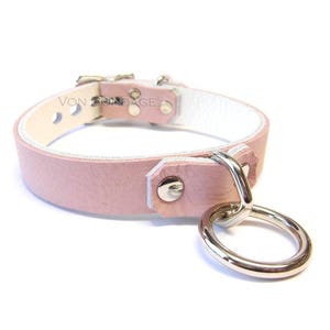 Lichtroze afsluitbare leren halsband met kleine bondagering