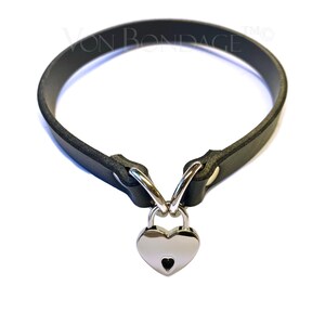 Daghalsband met klein hart van veganistisch leer of pvc | Halschoker zilverkleurig hartslot voor kleine 1/2&quot;