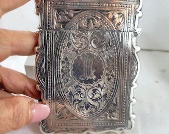 Estuche para tarjetas victoriano de plata esterlina ornamentado, con sello de garantía de Birmingham de 1875.