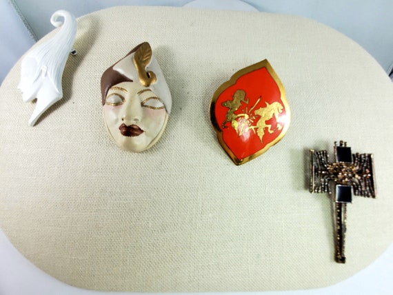 A Collection of 4 Vintage Eclectic Brooches Indiv… - image 1