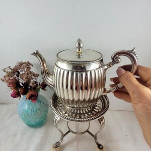 Peut inclure: Ensemble de trois mugs en céramique avec une finition mate et mouchetée. Les tasses sont de couleur crème, marron clair et marron foncé. Chaque mug a un design simple et minimaliste avec une anse arrondie.
