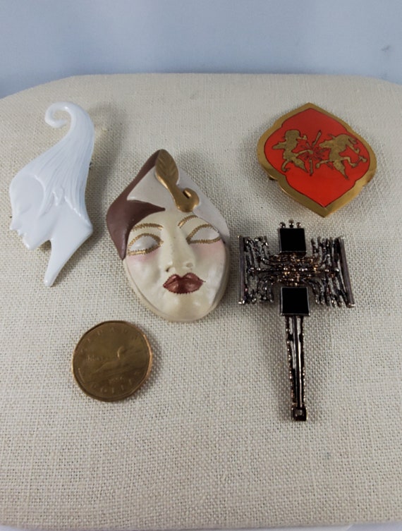 A Collection of 4 Vintage Eclectic Brooches Indiv… - image 7