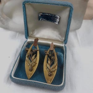 Pendientes largos Art Nouveau de oro macizo tricolor de 10 quilates con bisagra y cierre de rosca