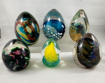 Colección de 6 pisapapeles de cristal vintage con forma de huevo (se venden por separado).