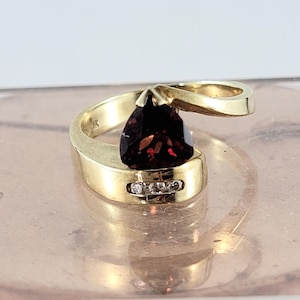 Anillo de granate vintage de 10 quilates con granate de talla trilliant y diamante de 10 quilates. Talla 7. Piedra de nacimiento de enero. Regalo de Navidad para ella.