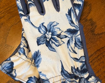 Women’s Blue Deerskin leather with pretty blue floral driving/ gardening glove - Made in the USA