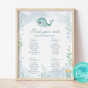 Puede incluir: Un plano de asientos imprimible para un baby shower con una ilustración de ballena azul y un fondo de acuarela. El gráfico está titulado "Encuentra tu asiento" y enumera los nombres de los invitados en cada mesa.