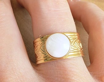 Adjustable White Mother-of-Pearl Ring for Women – Natural Stone Ring – Gold-Plated Stainless Steel Ring – Elegant and Delicate Jewelry – Original Gift for Women