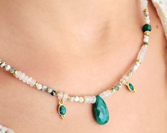 Halsketting met groene jaspis en smaragd, natuursteen – handgemaakte sieraden