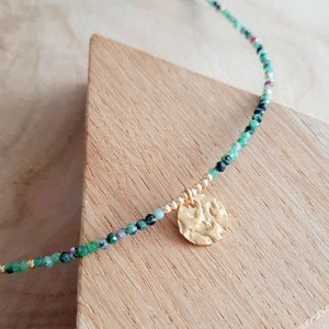 Colar de rubi zoisita com medalhão dourado, joia com pedras naturais verdes e rosas, delicado colar de aço inoxidável, presente artesanal para mulheres.