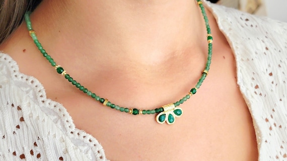 Collier Aventurine verte Emeraude femme – Collier pierre naturelle – Ras de cou perles vertes – Pendentif goutte doré – Cadeau femme