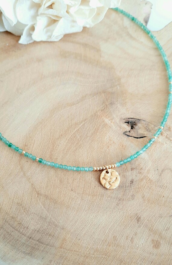 Collier Aventurine Verte Femme – Pendentif Rond Martelé – Chaîne Fine en Acier Inoxydable Doré – Bijou Fait Main – Cadeau Femme