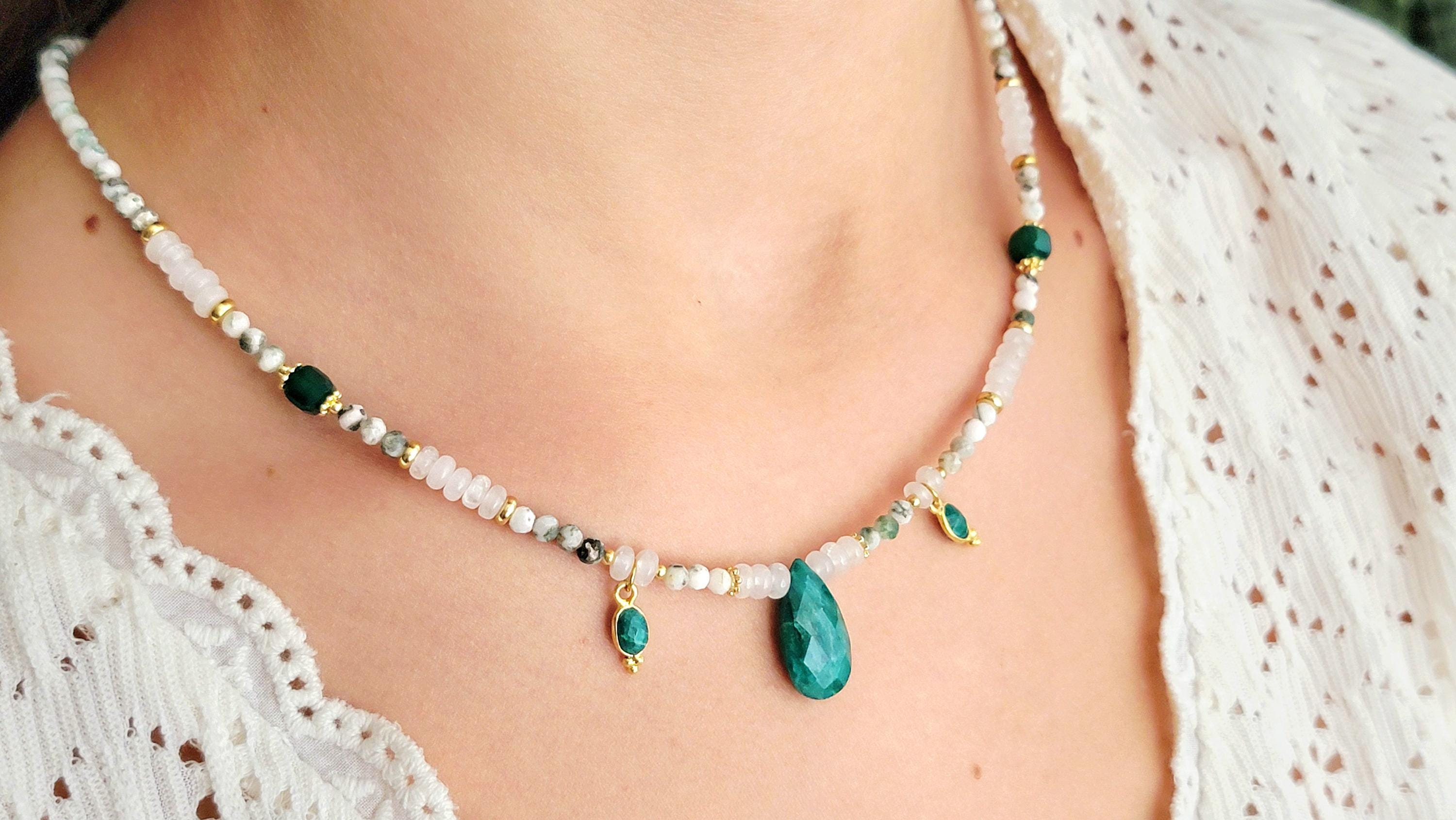 Collier Ras Du Cou (choker) Doré Avec émeraude Verte Et Perle Blanche, Style Art Déco - Neuf