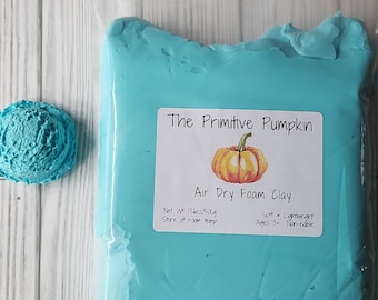 Puede incluir: Un paquete de arcilla de espuma de secado al aire turquesa de "The Primitive Pumpkin" con una pequeña bola de la misma arcilla. La etiqueta indica que la arcilla es suave, ligera y no comestible. Peso neto 500g.