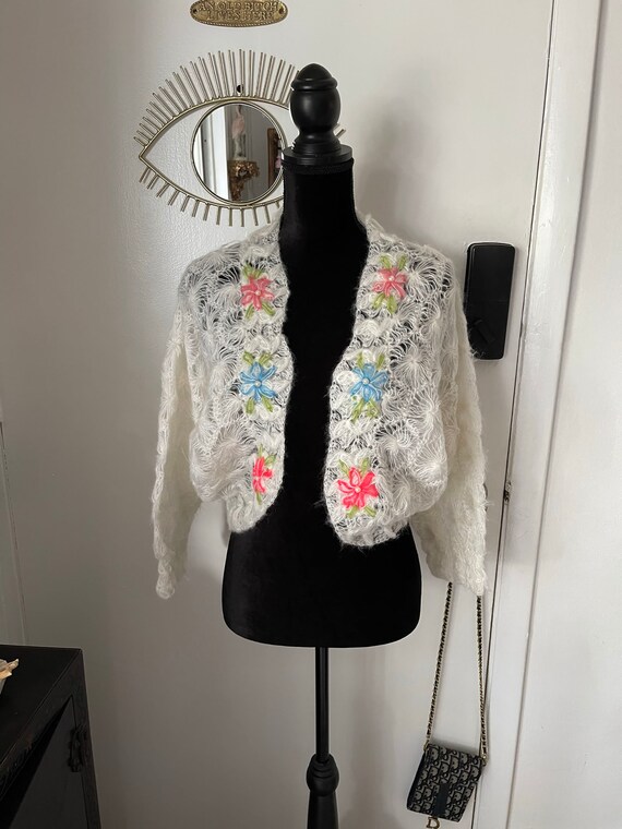 50s white WEBBED KNIT CARDIGAN with floral and pe… - image 7