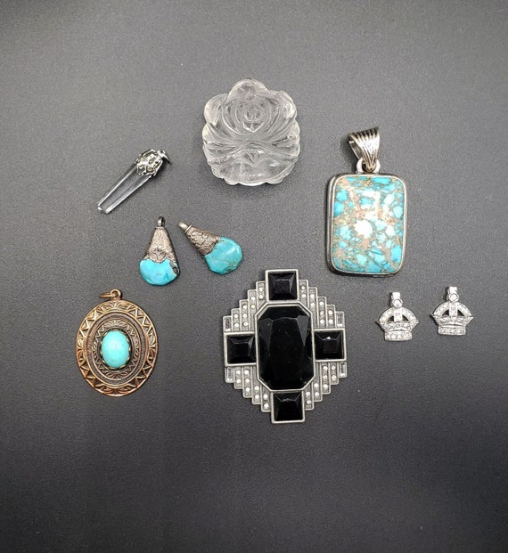 Lot of 9 vintage silvertone pendants / charms fea… - image 1