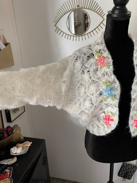 50s white WEBBED KNIT CARDIGAN with floral and pe… - image 4