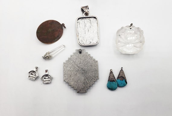 Lot of 9 vintage silvertone pendants / charms fea… - image 7