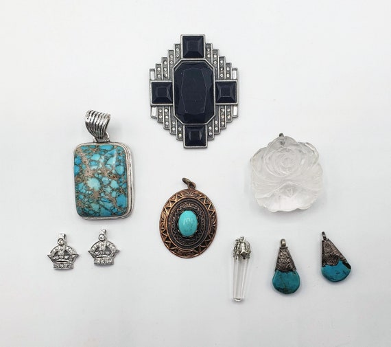 Lot of 9 vintage silvertone pendants / charms fea… - image 5