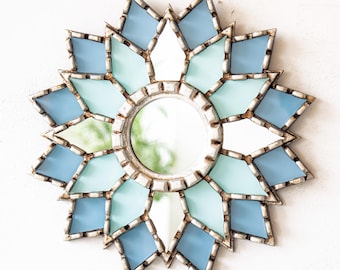 Handgefertigter runder peruanischer Spiegel 31 cm - Handbemaltes Glas Mandala-Design - Boho Kinderzimmer Wanddekoration - Hellblauer Akzent Spiegel