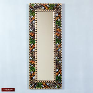 Peut inclure: Un miroir mural rectangulaire avec un motif floral. Le cadre présente un motif de fleurs et de feuilles vertes, orange et blanches sur fond noir. La bordure du miroir comporte une série de petits points foncés.