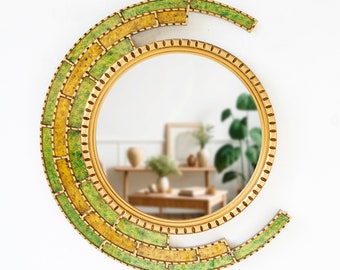 Handgefertigter Halbmondspiegel für die Wanddekoration zu Hause – Wandspiegel aus peruanisch bemaltem Glas in Grün und Gold