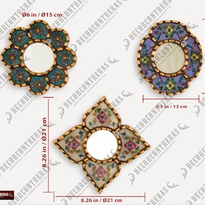 Puede incluir: Tres espejos de pared decorativos con marcos ornamentados. Los espejos son redondos y presentan intrincados dise&ntilde;os florales en tonos azules, dorados y rosados. Los marcos son de madera y tienen un acabado desgastado. Los espejos tienen un di&aacute;metro de 15 cm.