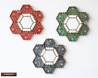 Sammlung von dekorativen Spiegeln Sechseckiges Set von 3 "Bunte Blüten", Sechseckiger Wandspiegel, Heimdekoration, peruanisches Kunsthandwerk