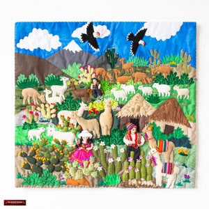 Op de afbeelding: Een kleurrijk textielkunstwerk dat een landelijke scène weergeeft met lama's, schapen, cactussen en figuren in traditionele kleding. Het kunstwerk toont een blauwe lucht met witte wolken en twee zwarte vogels. Het ontwerp is vierkant.