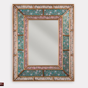 Puede incluir: Un espejo decorativo con marco dorado y diseño de mosaico. El mosaico presenta patrones florales rosas y azules.