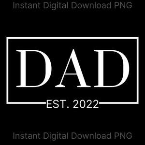Può includere: Testo bianco su sfondo nero in una cornice rettangolare che recita "DAD EST. 2022".