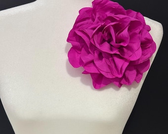 Broche de flor grande, broche de flor rosa fucsia, boutonniere llamativo, broche de ramillete de flores, broche de flor verde, broche de flor roja, broche navideño