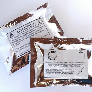 Pode incluir: Duas bolsas de folha de alum&iacute;nio prateada com um r&oacute;tulo branco. O r&oacute;tulo na bolsa superior tem um sinal de aviso e o texto "ATEN&Ccedil;&Atilde;O" em vermelho. O r&oacute;tulo na bolsa inferior tem um logotipo de folha verde e o texto "HEIRLOOM SEEDS - NON-GMO - RE-PLANT FOREVER HIGH GERMINATION RATES - OPEN POLLINATED 99% PURITY - ALL SEEDS FROM THE USA".