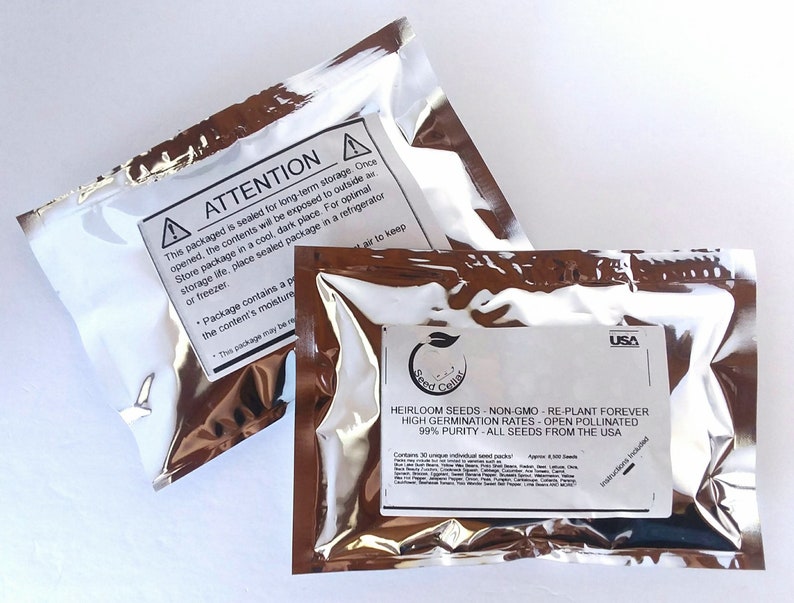 Pode incluir: Duas bolsas de folha de alum&iacute;nio prateada com um r&oacute;tulo branco. O r&oacute;tulo na bolsa superior tem um sinal de aviso e o texto "ATEN&Ccedil;&Atilde;O" em vermelho. O r&oacute;tulo na bolsa inferior tem um logotipo de folha verde e o texto "HEIRLOOM SEEDS - NON-GMO - RE-PLANT FOREVER HIGH GERMINATION RATES - OPEN POLLINATED 99% PURITY - ALL SEEDS FROM THE USA".