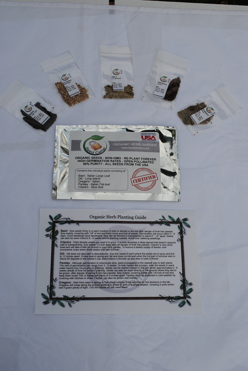 Peut inclure: Un sachet en feuille d'aluminium argent&eacute; de graines d'herbes biologiques avec une &eacute;tiquette indiquant "Seed Cellar Organic Herb Garden" et listant cinq herbes diff&eacute;rentes : Basilic, Aneth, Origan, Persil et Coriandre. Le sachet comprend &eacute;galement une petite carte avec un guide de plantation pour chaque herbe.