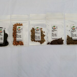 Peut inclure: Cinq petits sachets en plastique transparent contenant diff&eacute;rents types de graines d'herbes. Les sachets sont &eacute;tiquet&eacute;s avec le nom de l'herbe, "Basilic, Grande Feuille", "Coriandre, Croissance Lente", "Aneth, Long Island", "Origan, Italien", et "Persil".