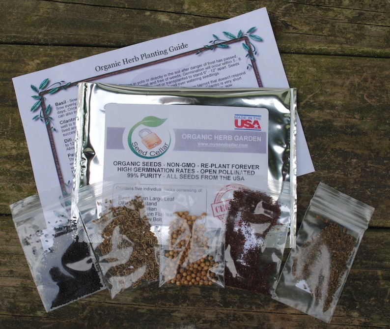 Peut inclure: Cinq petits sacs en plastique transparent contenant diff&eacute;rents types de graines d'herbes biologiques. Les sacs sont &eacute;tiquet&eacute;s avec le texte "Seed Cellar" et "Organic Herb Garden". Le texte "Made in the USA" est &eacute;galement visible sur le sac.