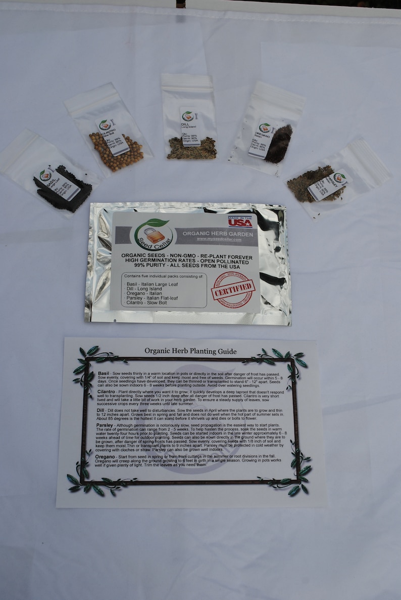 Peut inclure: Un sachet en feuille d'aluminium argent&eacute; de graines d'herbes biologiques avec une &eacute;tiquette indiquant "Seed Cellar Organic Herb Garden" et listant cinq herbes diff&eacute;rentes : Basilic, Aneth, Origan, Persil et Coriandre. Le sachet comprend &eacute;galement une petite carte avec un guide de plantation pour chaque herbe.