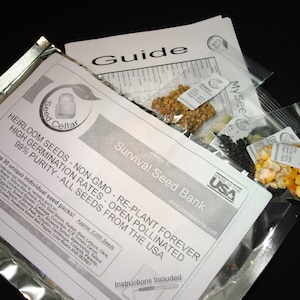 Pode incluir: Um saco de fecho de correr prateado contendo 30 pacotes de sementes individuais. O saco &eacute; etiquetado com "Heirloom Seeds - Non-GMO - Re-Plant Forever" e "Survival Seed Bank". O saco tamb&eacute;m inclui um guia com instru&ccedil;&otilde;es. As sementes s&atilde;o dos Estados Unidos.