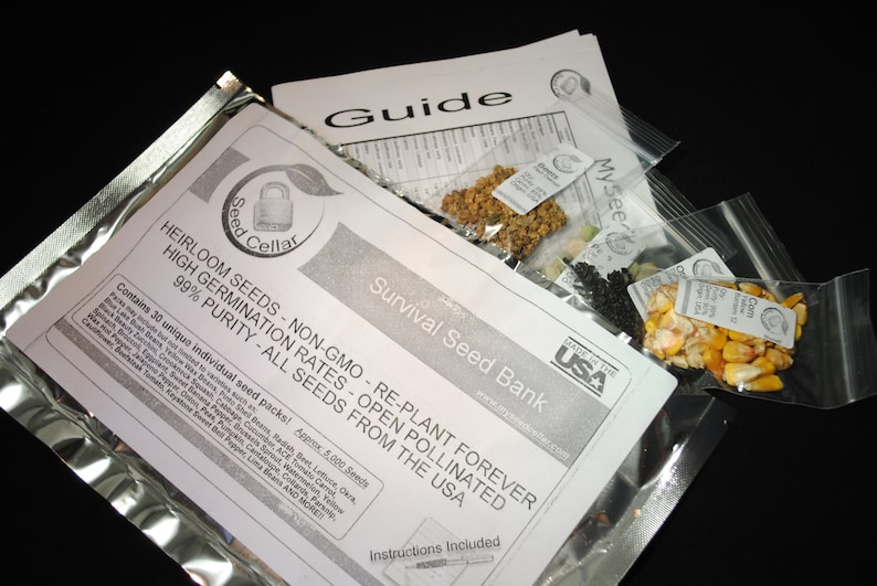 Pode incluir: Um saco de fecho de correr prateado contendo 30 pacotes de sementes individuais. O saco &eacute; etiquetado com "Heirloom Seeds - Non-GMO - Re-Plant Forever" e "Survival Seed Bank". O saco tamb&eacute;m inclui um guia com instru&ccedil;&otilde;es. As sementes s&atilde;o dos Estados Unidos.