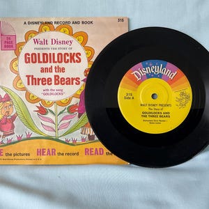 Peut inclure: Un ensemble vintage de disque et de livre Disneyland avec "Goldilocks and the Three Bears". L'illustration de la couverture montre Goldilocks et les trois ours. Le disque est noir avec une étiquette jaune et orange.