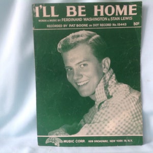 Puede incluir: Portada de partituras vintage de "I'll Be Home" con un hombre sonriente con una camisa a cuadros. La portada es predominantemente verde con texto blanco y una imagen en blanco y negro del cantante. El texto incluye el título de la canción, los nombres de los compositores y la etiqueta.