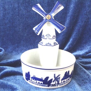 Macetero con forma de molino de viento, cómoda, plato azul de Delft
